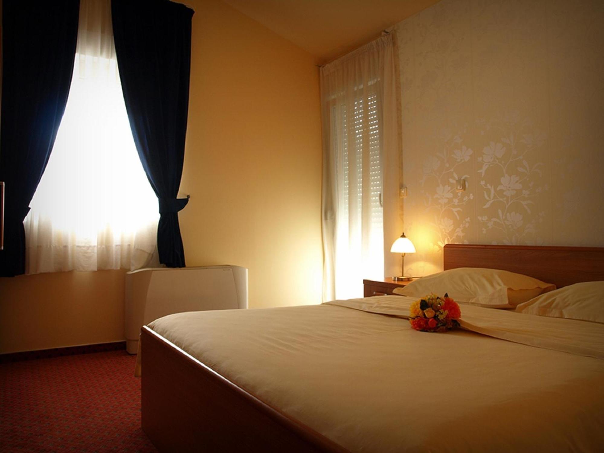 Hotel Neva Podstrana Habitación foto