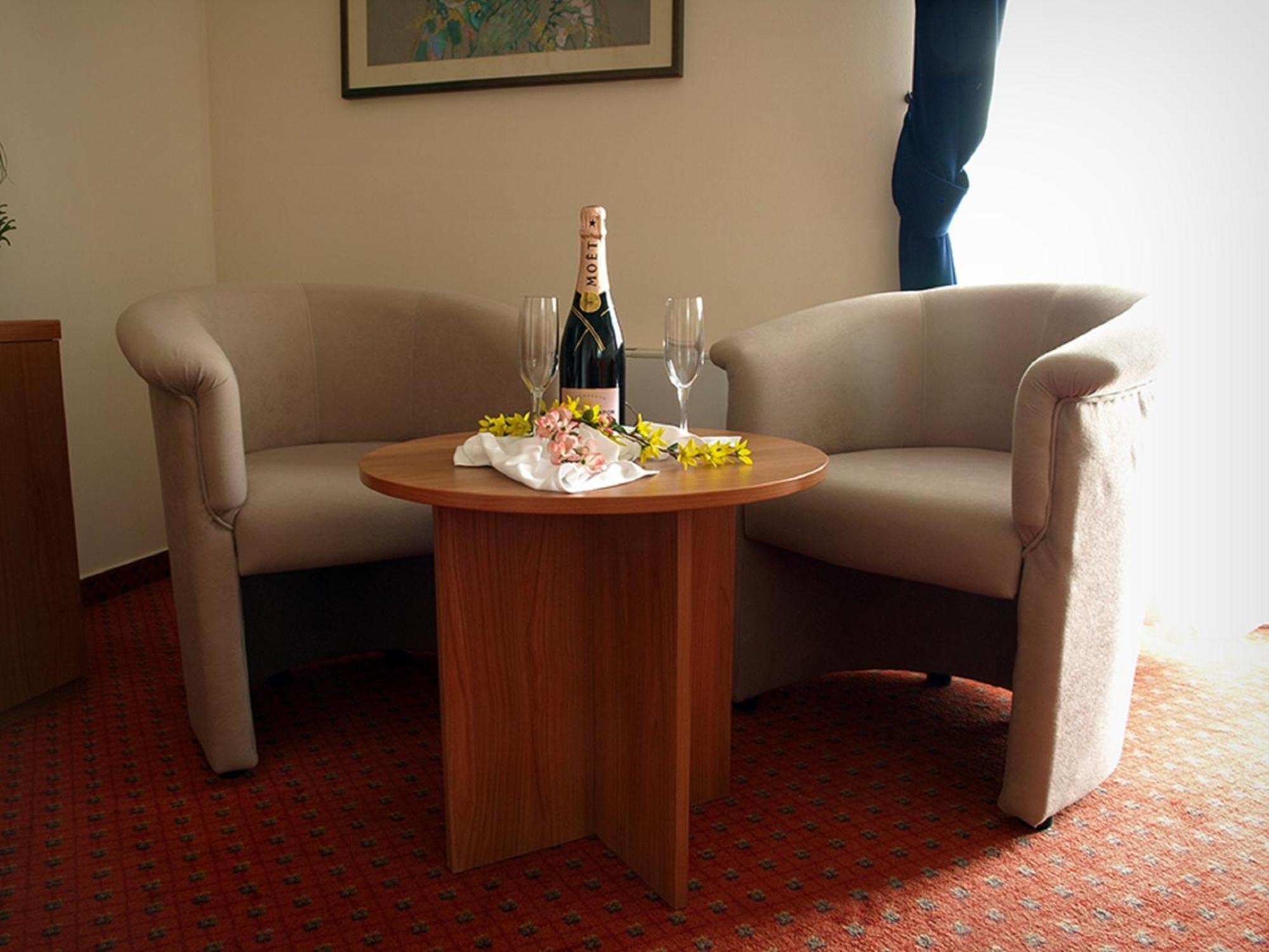 Hotel Neva Podstrana Habitación foto