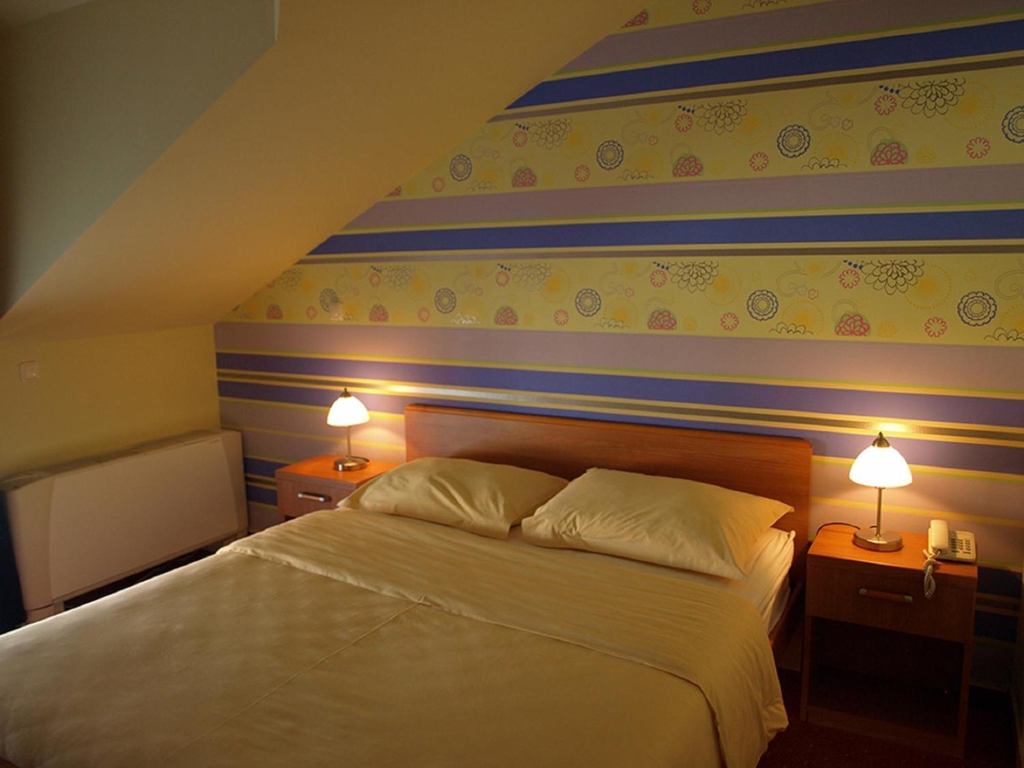 Hotel Neva Podstrana Habitación foto