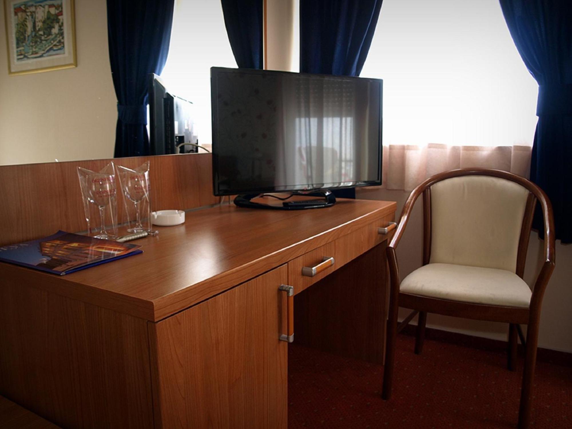 Hotel Neva Podstrana Habitación foto