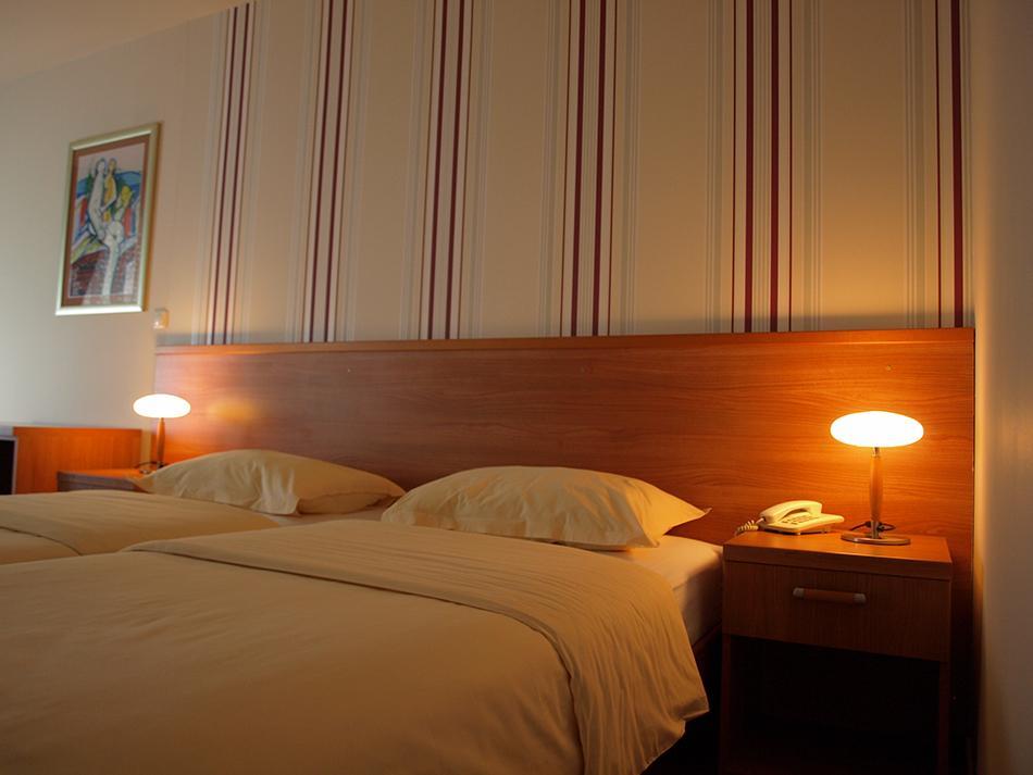 Hotel Neva Podstrana Habitación foto